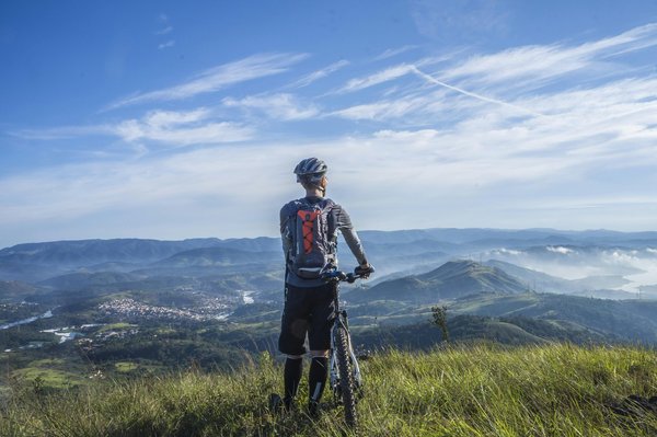 Comment planifier une aventure de cyclotourisme à travers les Alpes suisses ?