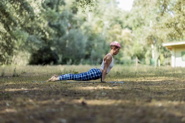 Comment pratiquer le yoga dans un ashram authentique à Varanasi, Inde ?